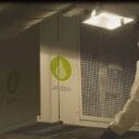 Une personne portant un équipement de protection ajuste un matériel étiqueté « arden » dans un environnement faiblement éclairé.