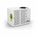 Unité de climatisation extérieure blanche avec logo vert, dotée d'une façade en maille et d'un cordon d'alimentation noir sur le dessus.