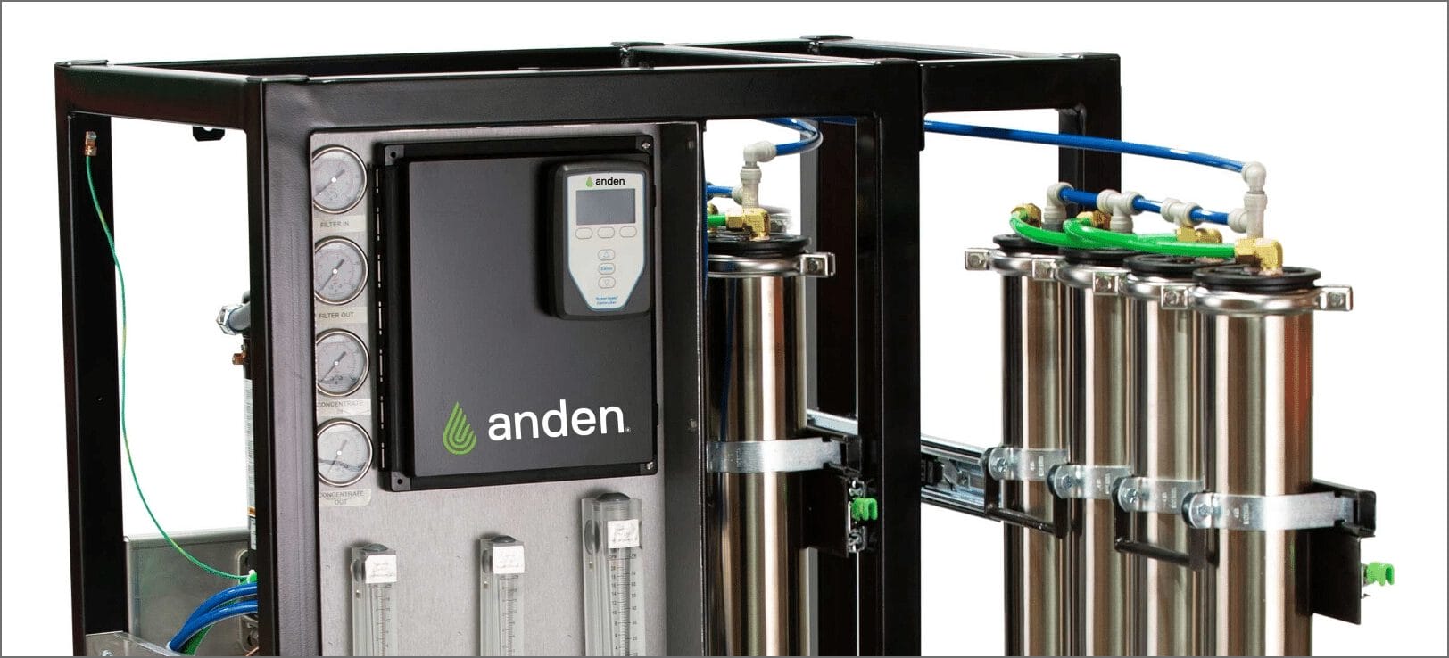 Système de filtration d'eau comprenant plusieurs filtres en acier inoxydable, des manomètres et un panneau de commande numérique.