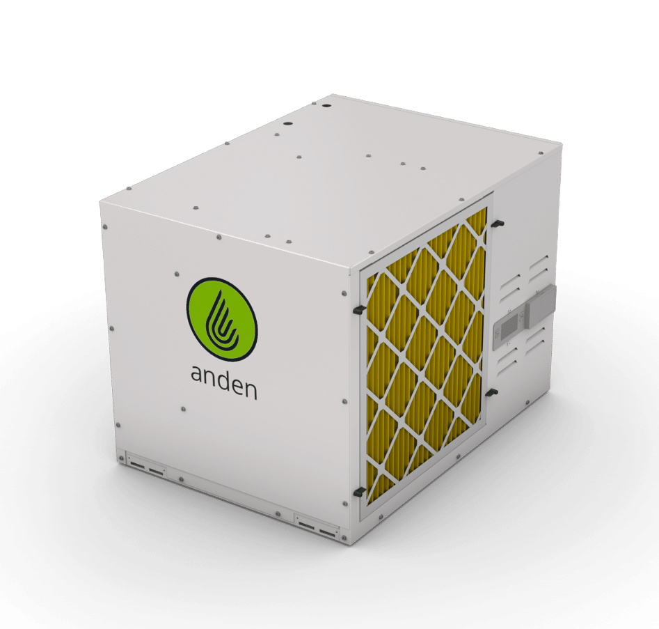 Unité de climatisation blanche avec grille jaune et logo vert, vue en biais mettant en valeur son design compact.